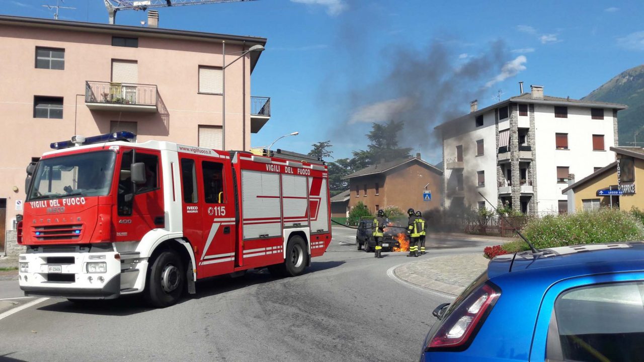 Auto prende fuoco sulla Statale 38