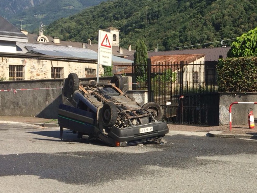 Ha un colpo di sonno e l’auto si ribalta