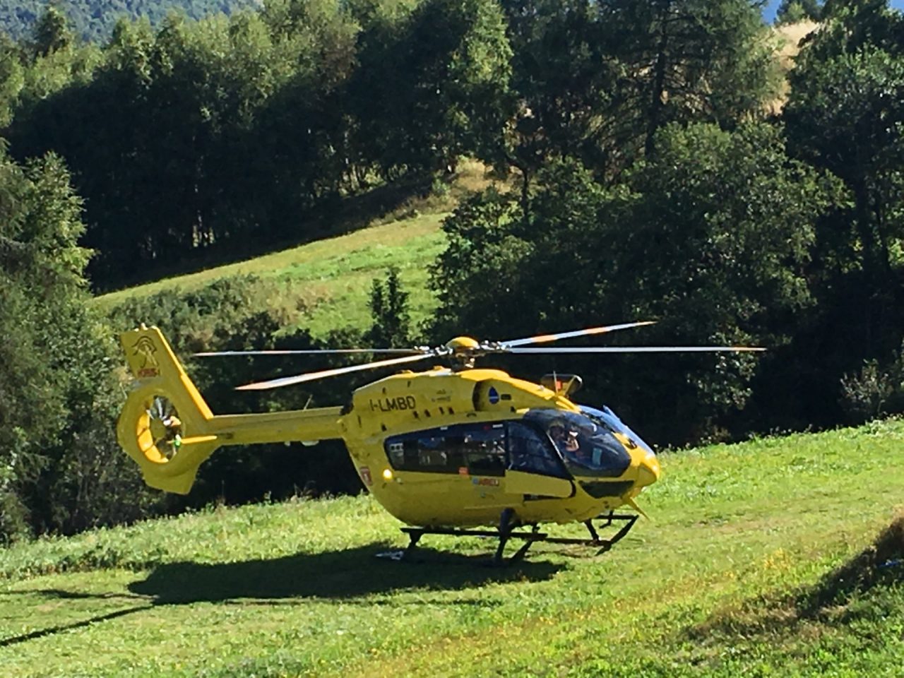 Brutta caduta in bicicletta, paura per una ragazza