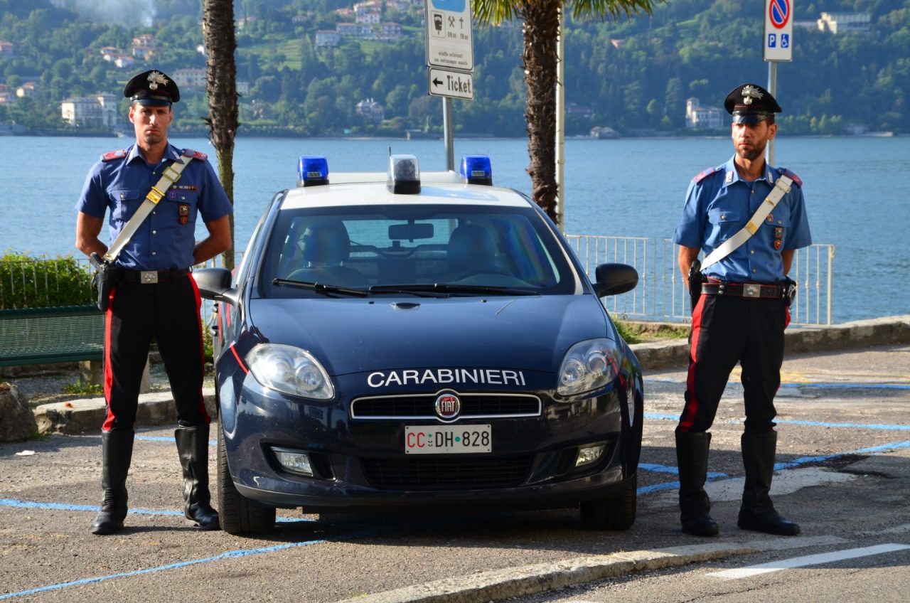 In spiaggia a prendere il sole o a raccogliere legna: raffica di multe sul Lago