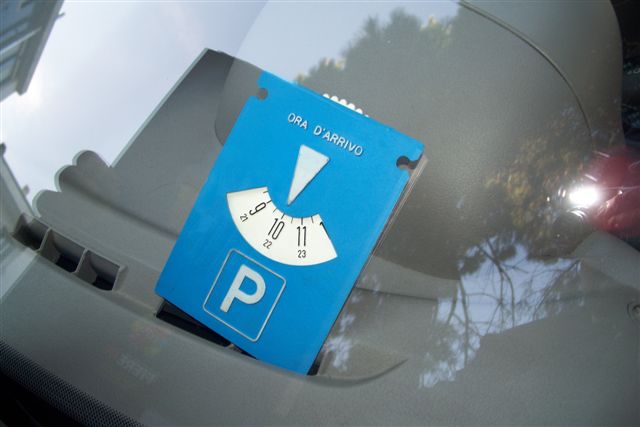 Automobilisti indisciplinati, la sosta breve scende ad un minuto