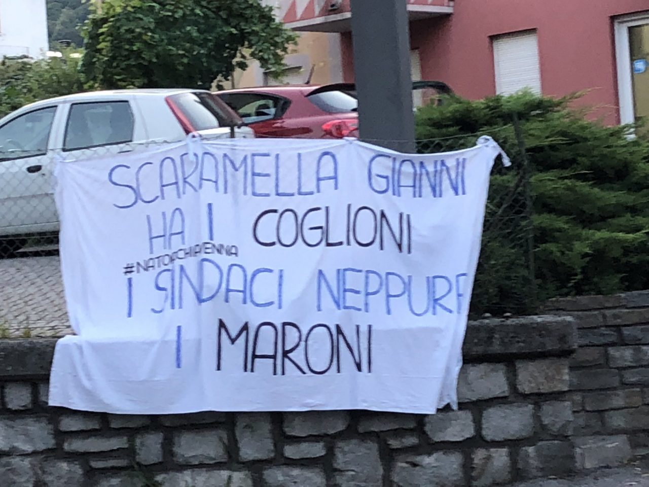 Punto nascite di Chiavenna: lo striscione di protesta