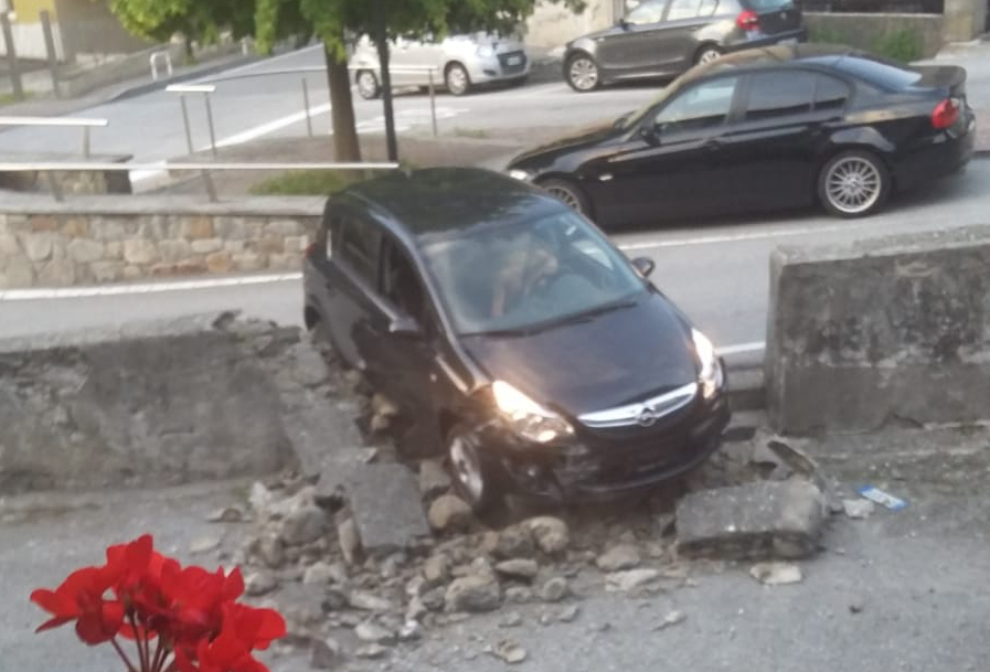 Ubriaco al volante, sfonda un muretto