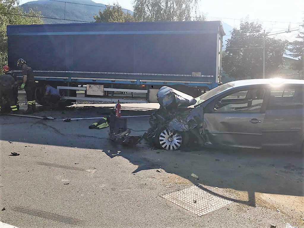 Scontro tra tir e auto, due feriti gravi e Statale 38 in tilt VIDEO