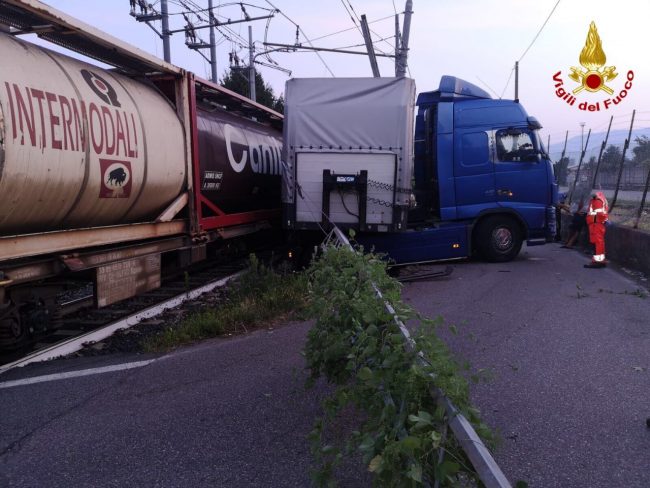 Treno merci finisce contro tir