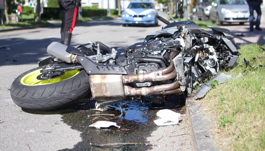 Auto contro moto, due feriti a Sondrio