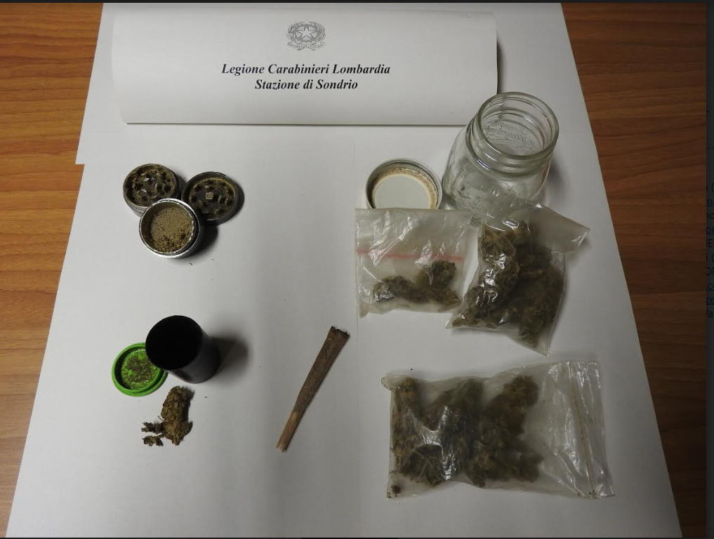 Fuma uno spinello in faccia ai Carabinieri, valtellinese nei guai