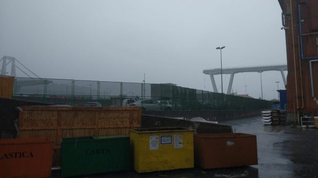 Crolla ponte autostradale a Genova, attenzione se siete in viaggio. Morti e feriti VIDEO