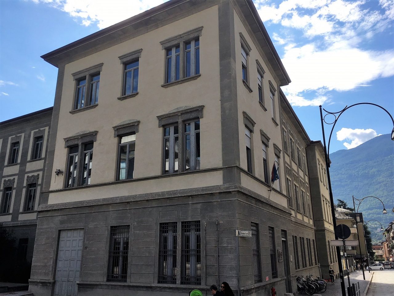 Palestra scolastica chiusa per un gas radioattivo