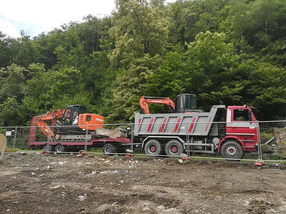 Ladri fanno sparire camion, rimorchio e trattore
