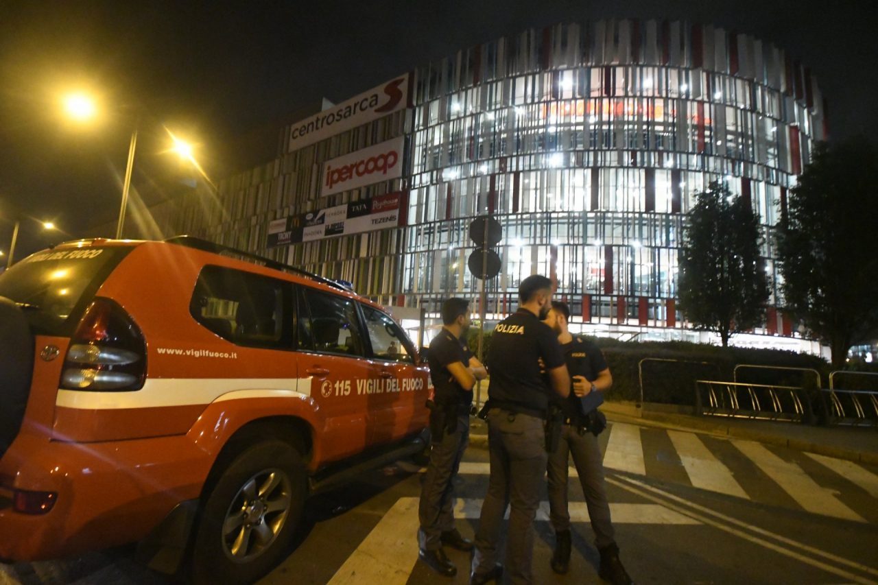 Muore per un selfie in cima al centro commerciale VIDEO