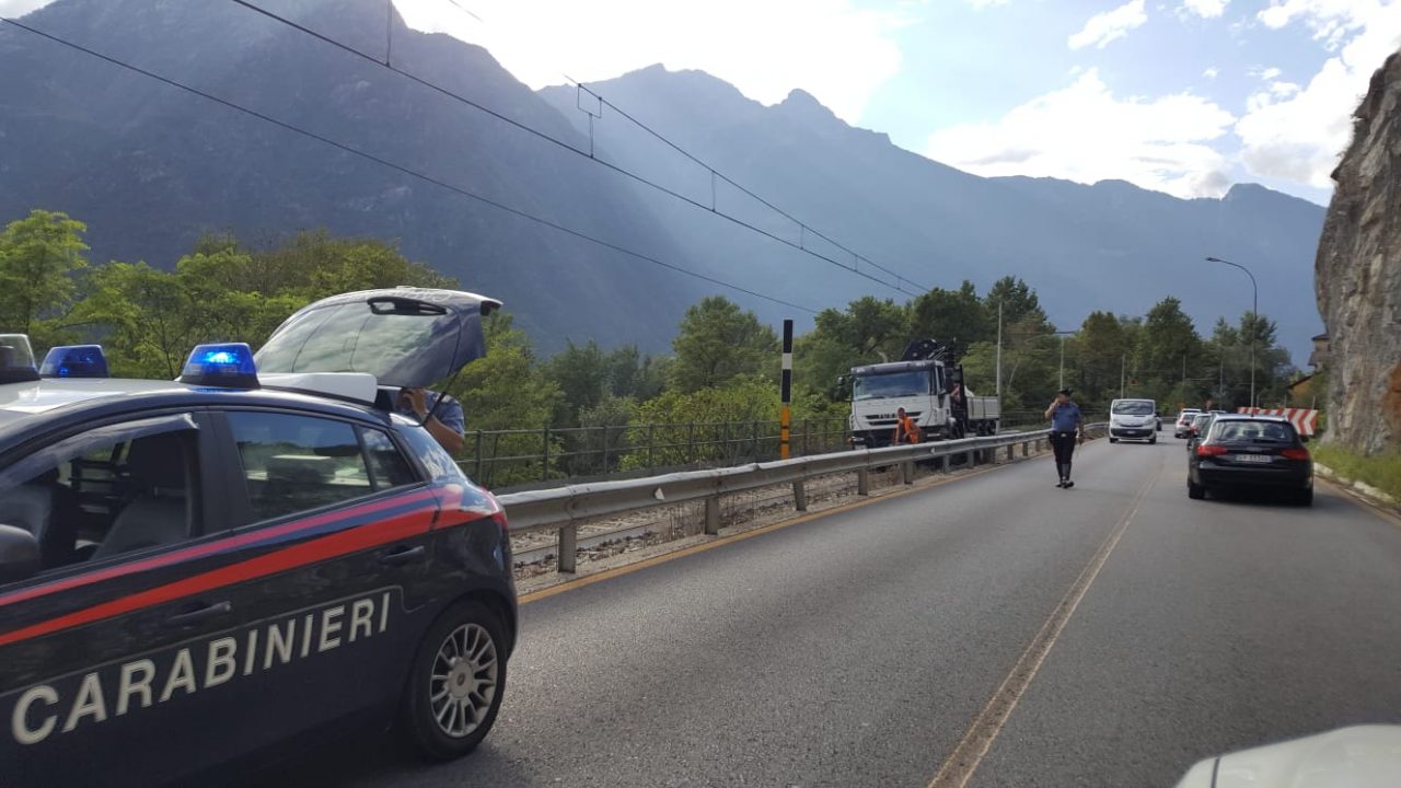 Statale e ferrovia bloccate