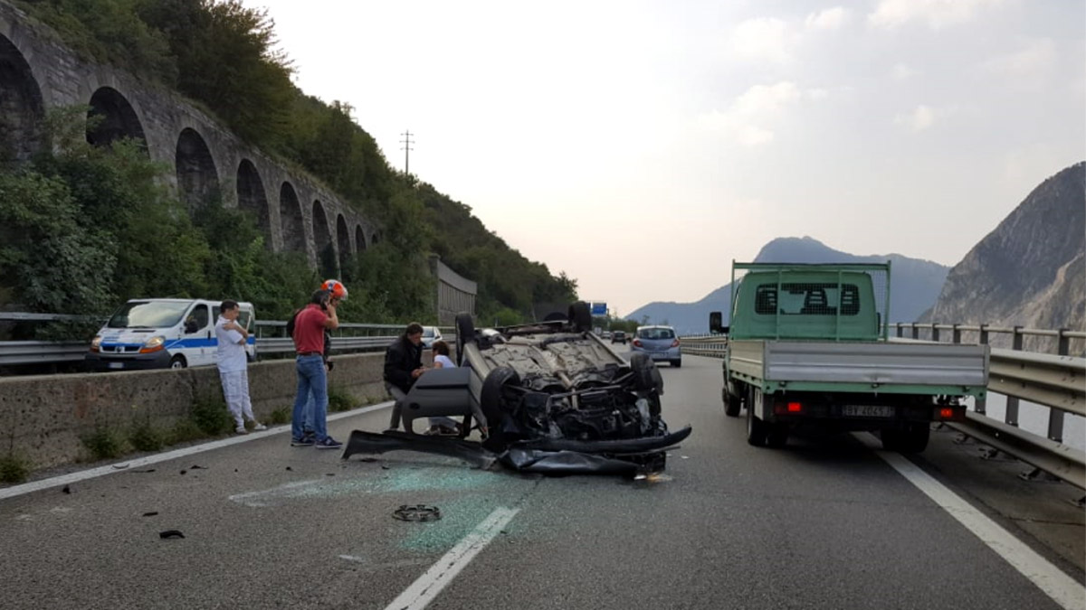 Auto ribaltata Ss 36: Super riaperta ma traffico ancora rallentato