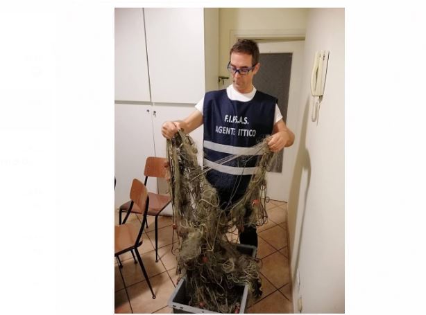Bracconieri in azione: beccata una rete abusiva con  oltre 70 pesci morti FOTO