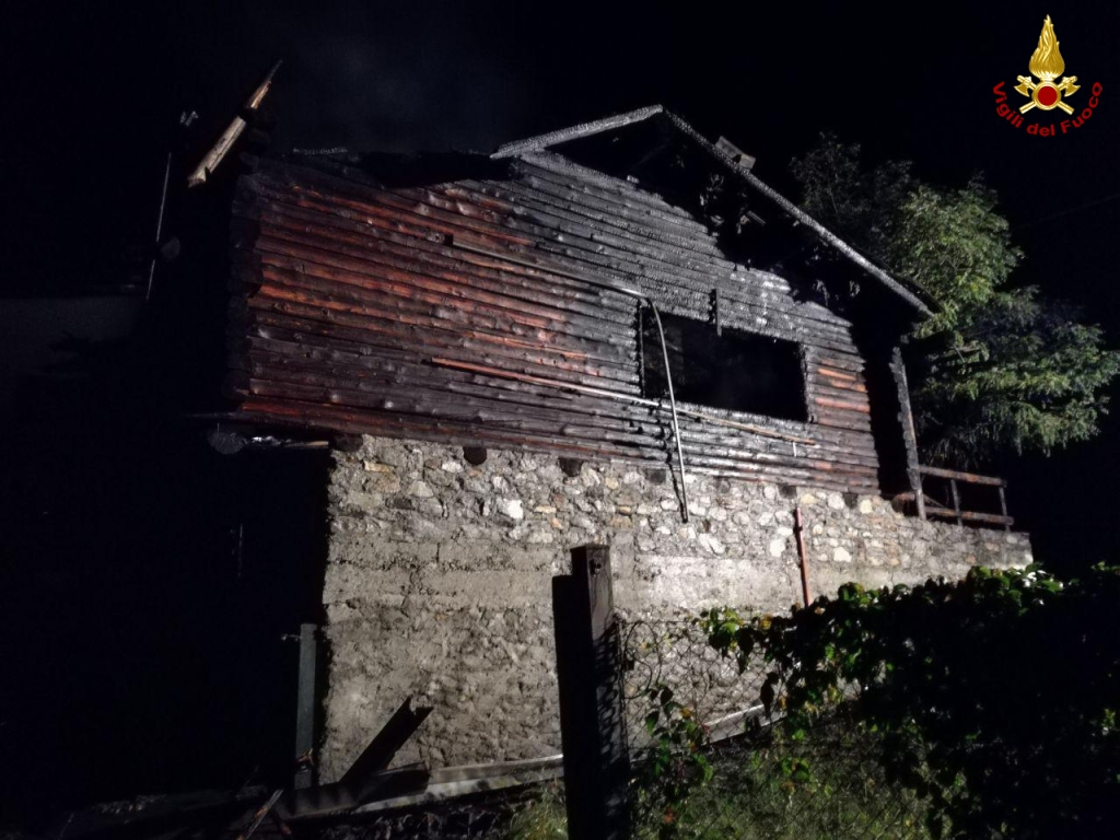 Incendio distrugge uno stabile a Piateda