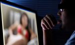 Faceva cybersex con un adulto, ma era il padre