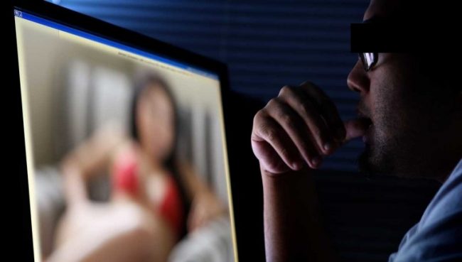 Faceva cybersex con un adulto, ma era il padre