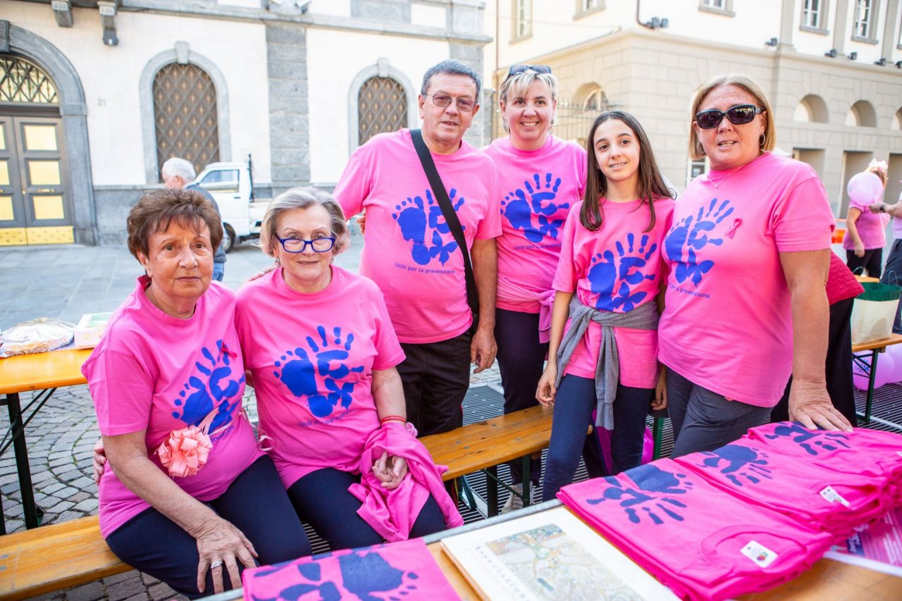 Invasione rosa a Sondrio per promuovere la prevenzione