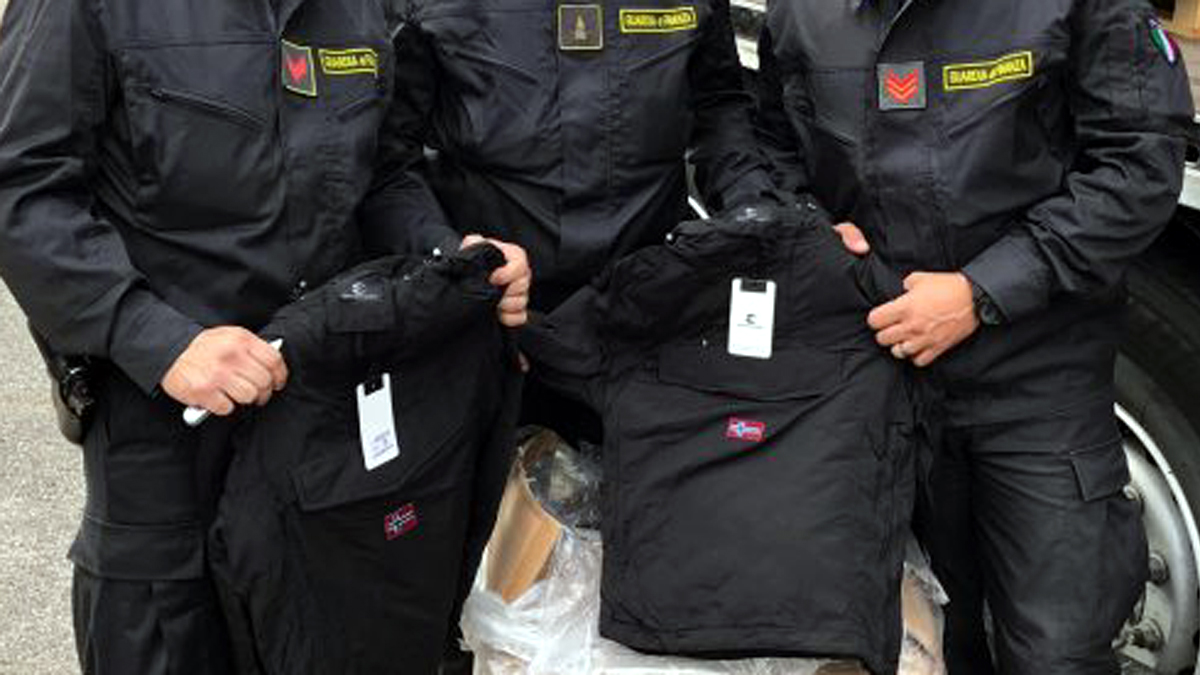 Sequestrati 13mila giubbotti Napapijri e Blauer contraffatti VIDEO