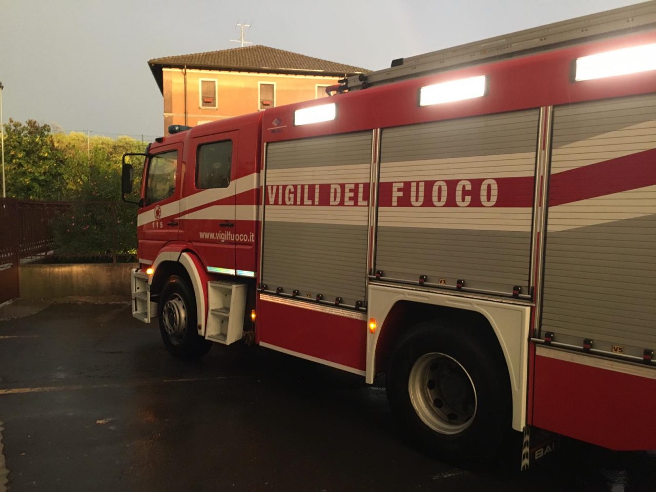 Nel Lago con solo un materassino, quattro ragazzi salvati dai Vigili del FUoco