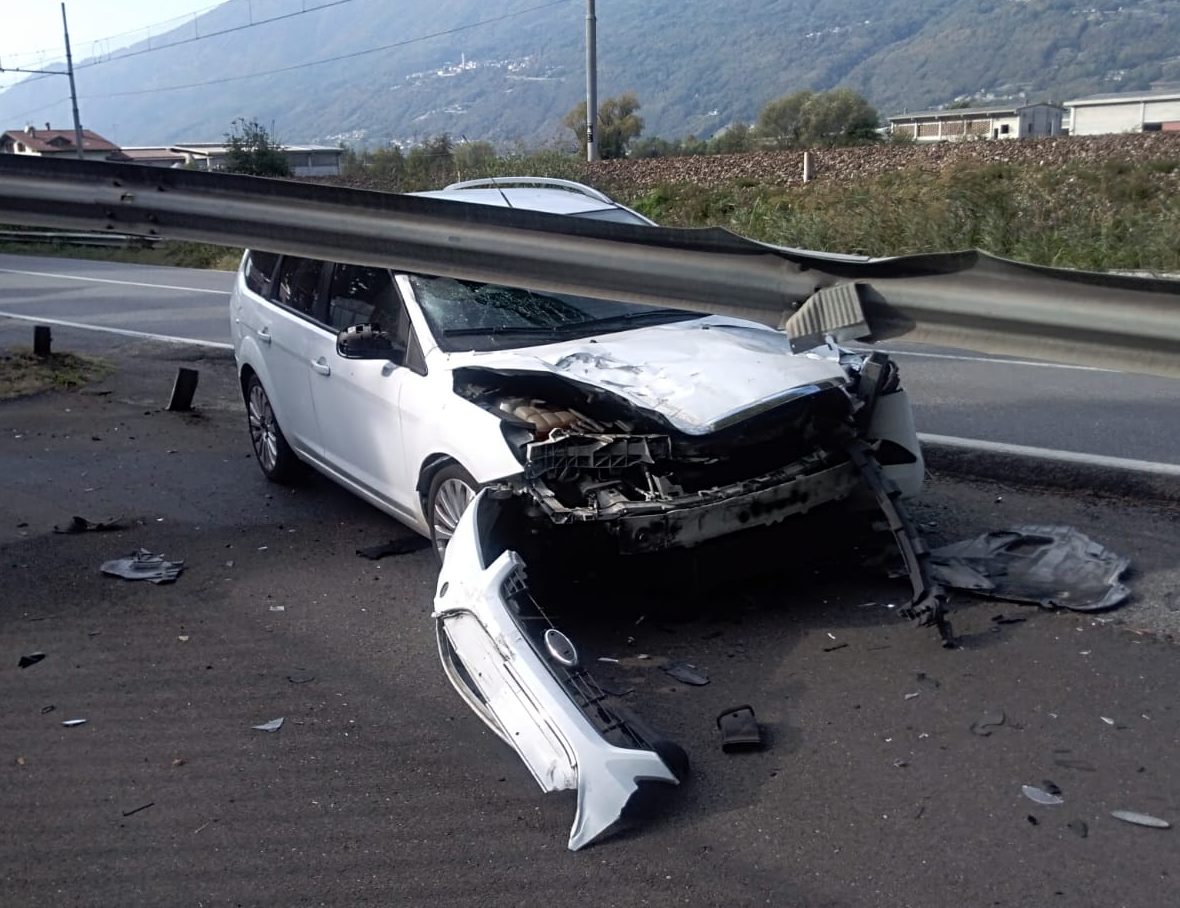 Auto contro ostacolo, violento impatto