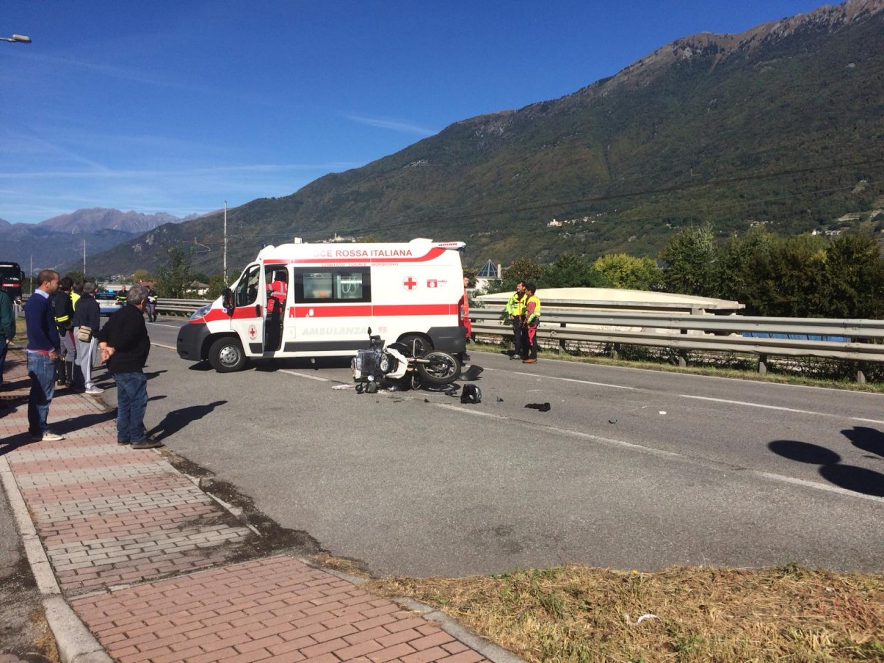 Incidente sulla Statale 38, paura per un motociclista