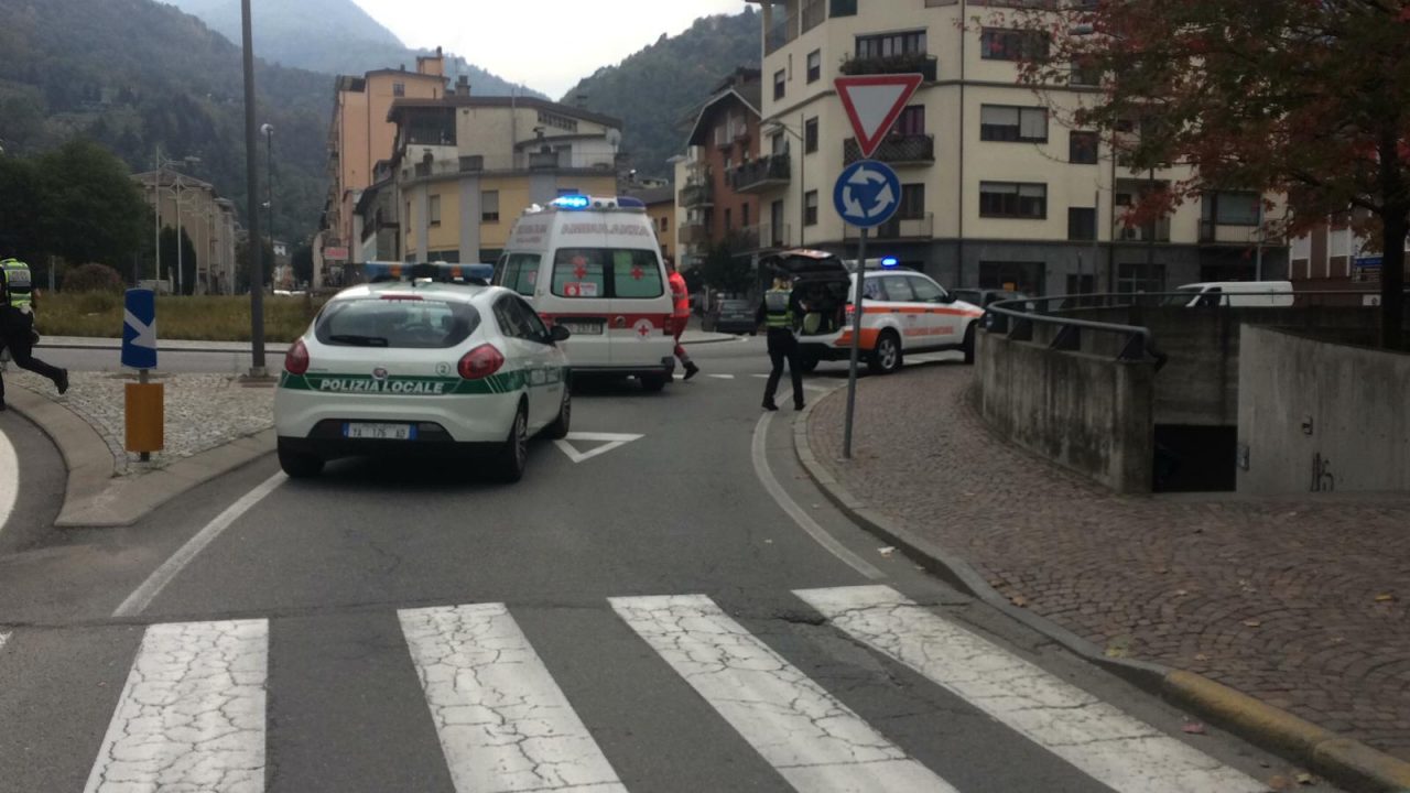 Cade mentre attraversa la Statale 38, paura a Morbegno