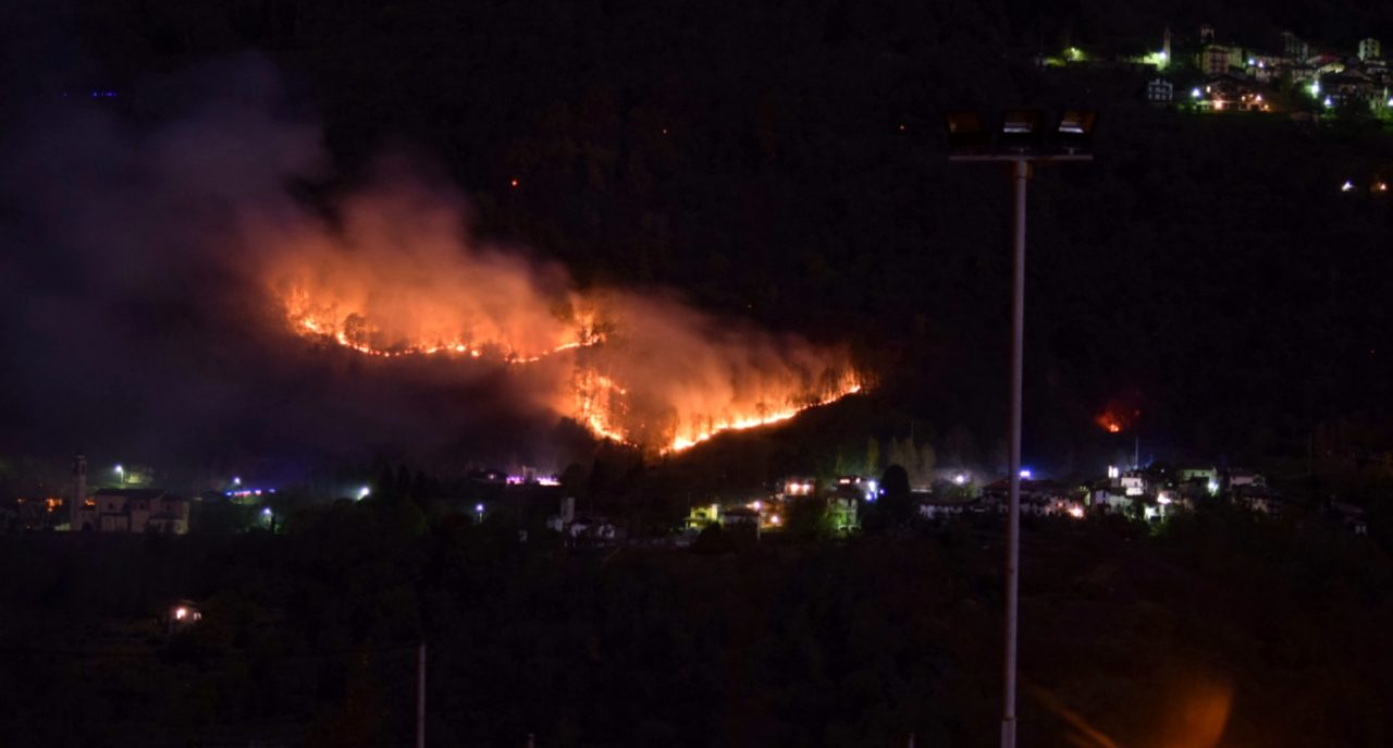 Incendio boschi a Vendrogno: va estendendosi la linea del fuoco FOTO