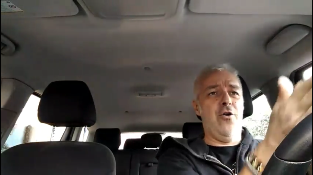 Van De Sfroos in coda sulla Regina improvvisa la Ballata del guidatore VIDEO