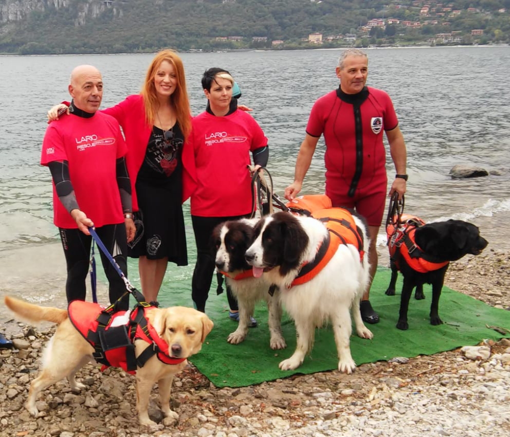 Bimbo diabetico attraversa il lago a nuoto col suo cane VIDEO