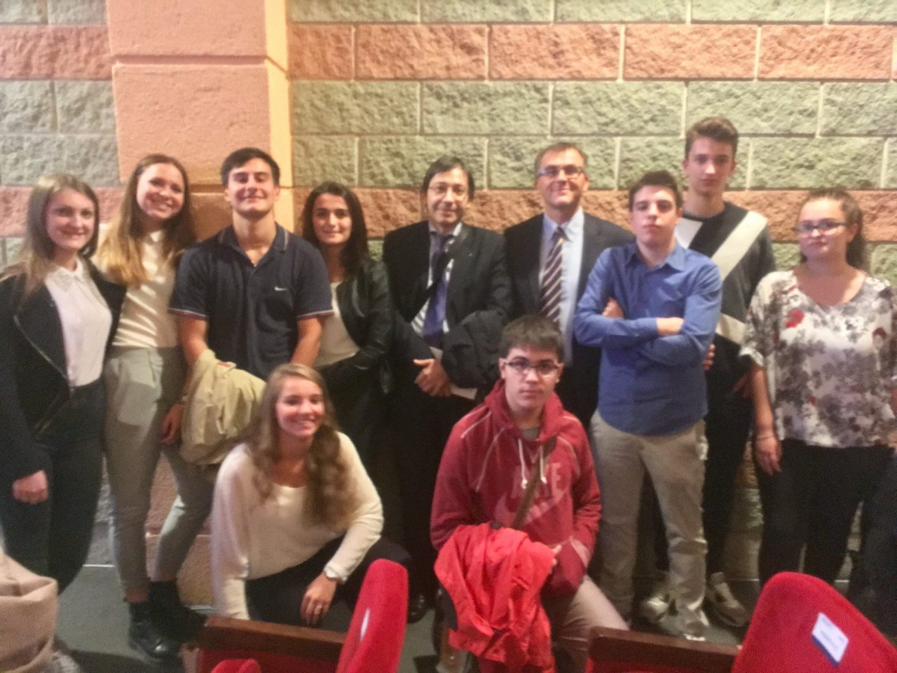 Studenti a lezione di economia con Cottarelli e De Bortoli