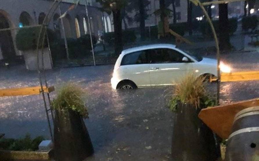 Paura: bomba d’acqua e vento forte sul Lecchese. DOMANI SCUOLE CHIUSE –  FOTO, VIDEO E AGGIORNAMENTI IN TEMPO REALE