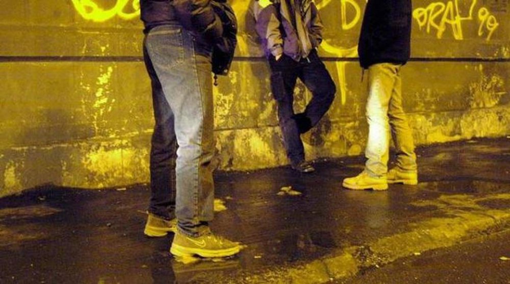 Devastano gli arredi in preda all’alcol: beccati i baby vandali