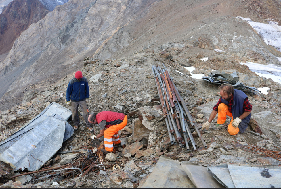 Dal ghiacciaio del Cevedale raccolta una montagna di rifiuti