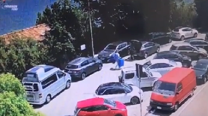 Scassinavano auto noleggiate dai turisti per rubare le valigie: ecco come agivano VIDEO