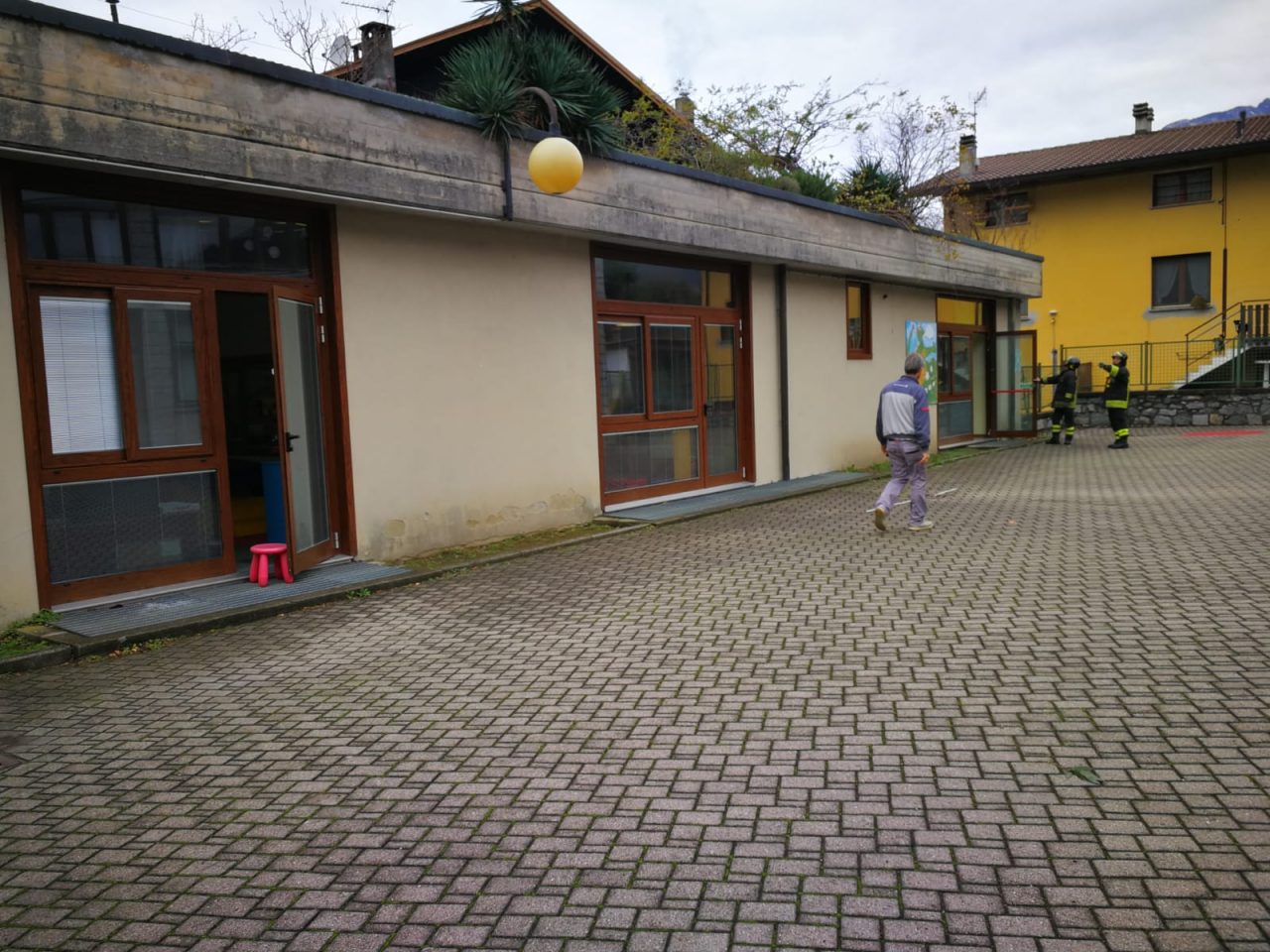 Crolla un pezzo di soffitto alla scuola dell’infanzia