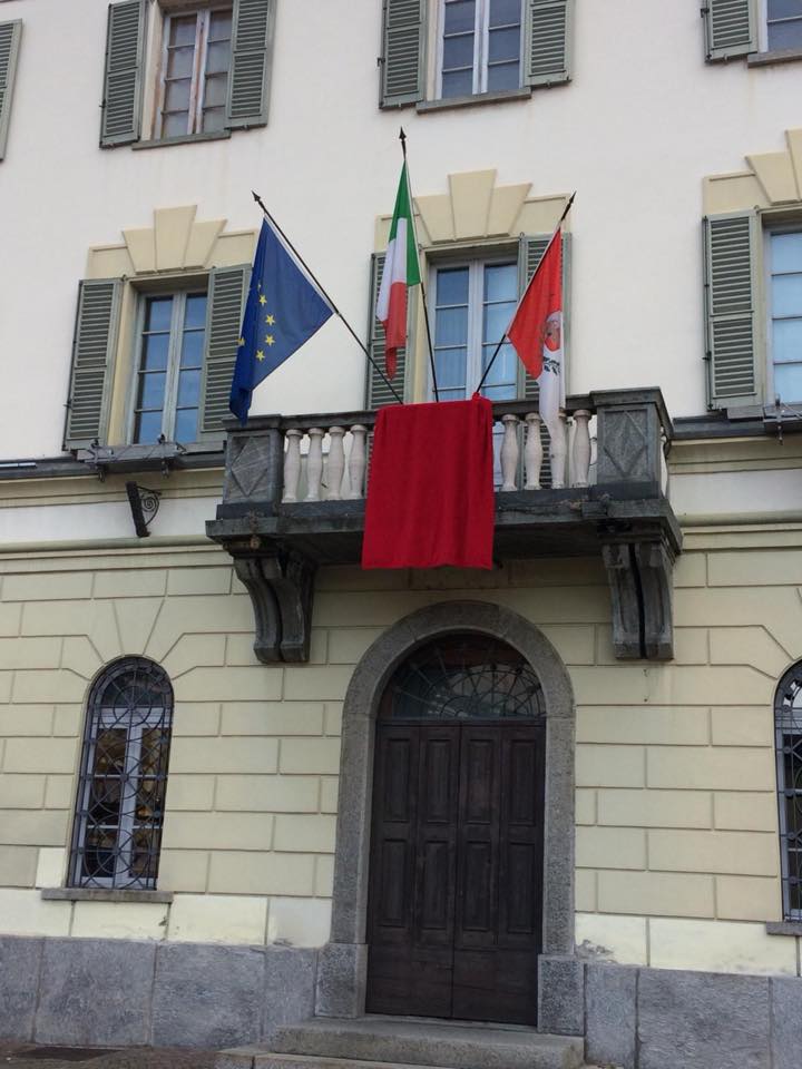 Drappo rosso sul Comune di Tirano