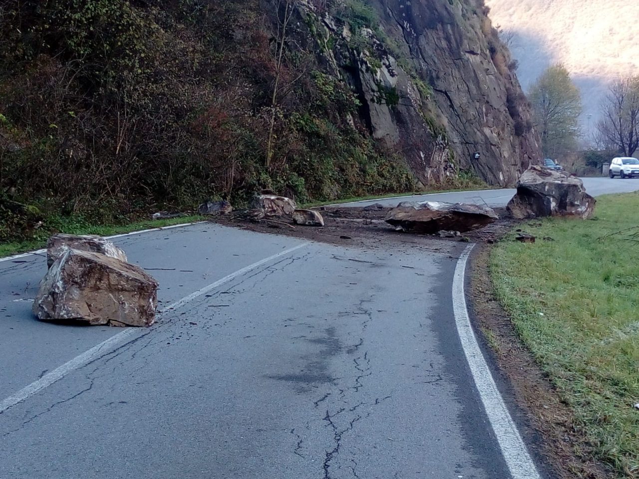 La montagna frana sulla provinciale