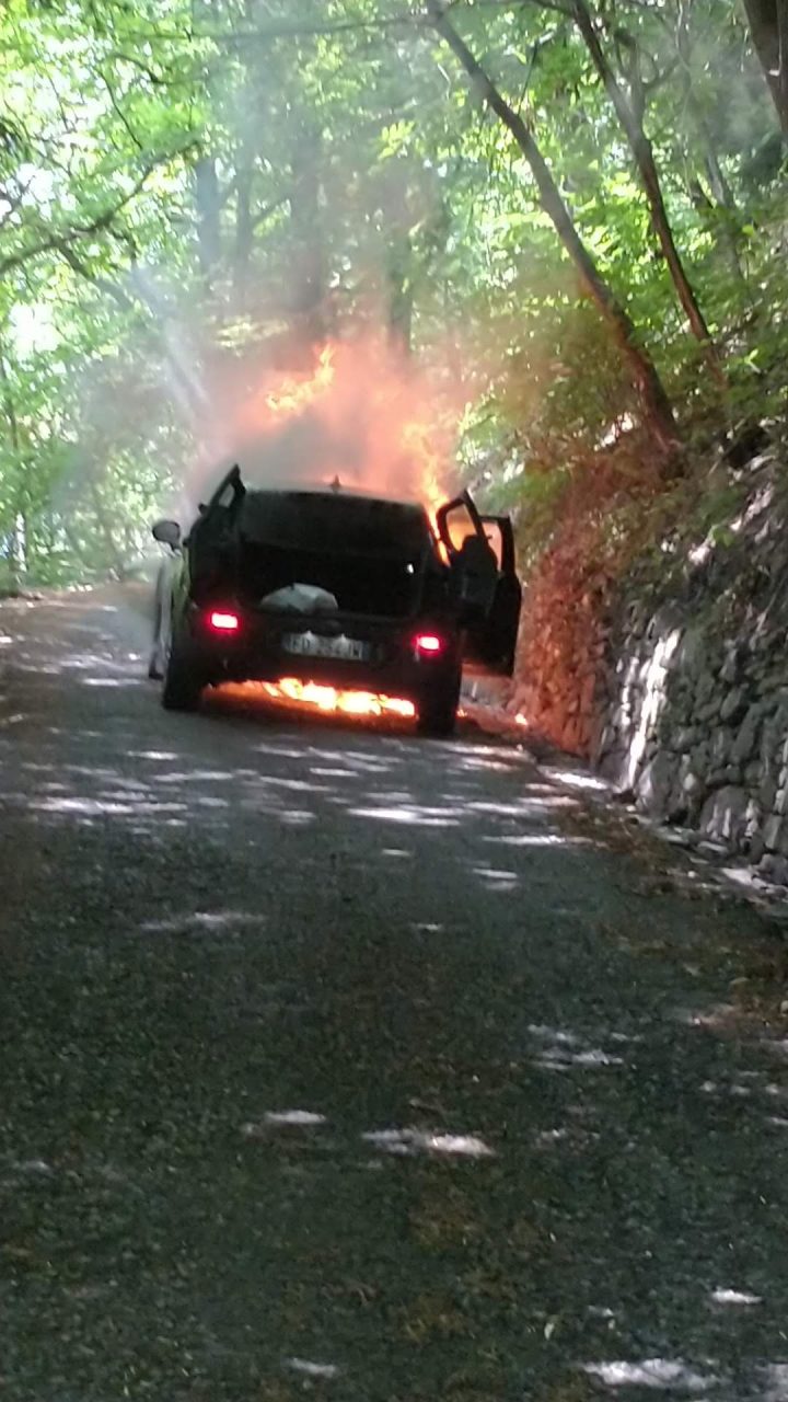 Hanno rischiato la vita nell’auto in fiamme, nessuno li ha risarciti