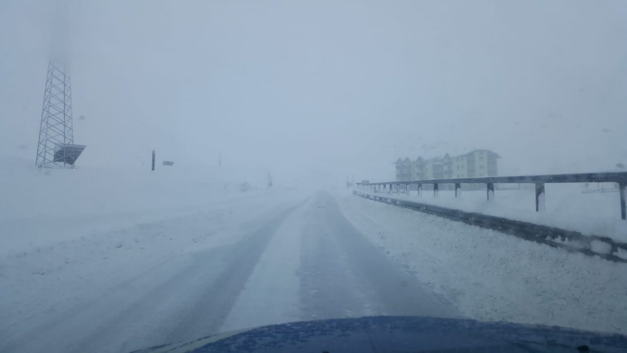 Disagi per la nevicata sulle strade e per i treni. Auto fuori strada a Teglio