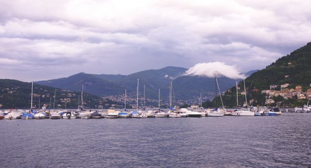 Si tuffa dal battello nel lago di Como