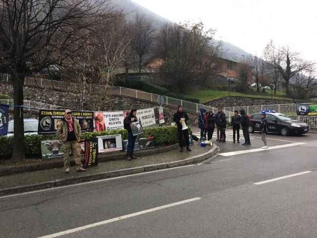 Blitz di animalisti vegani alla Sagra della Capra Orobica VIDEO