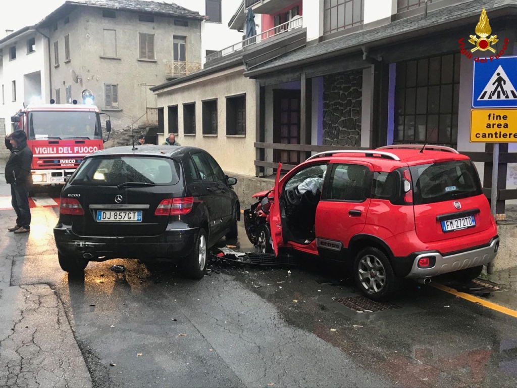 Incidente stradale a Piateda, donna incastrata tra le lamiere