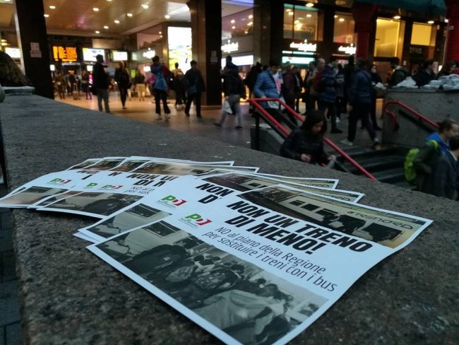 Treni, protesta del Pd davanti al Pirellone