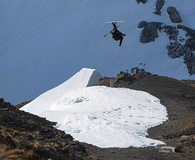 Con gli sci sui tetti e sopra i burroni, allo Stelvio il VIDEO è da brivido
