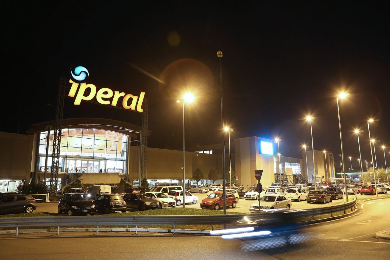 Riaprire i negozi dei centri commerciali nei weekend, la protesta anche in Valle