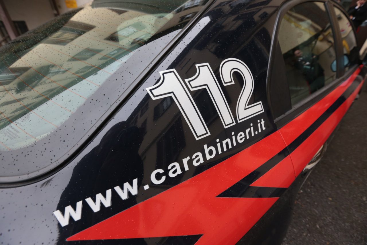 Fugge dai carabinieri ma si schianta con l’auto, donna in arresto a Chiavenna