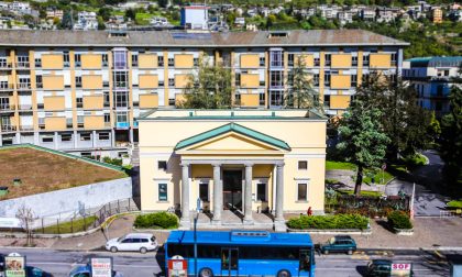 L'ospedale lo rimanda a casa con una scheggia nell'occhio