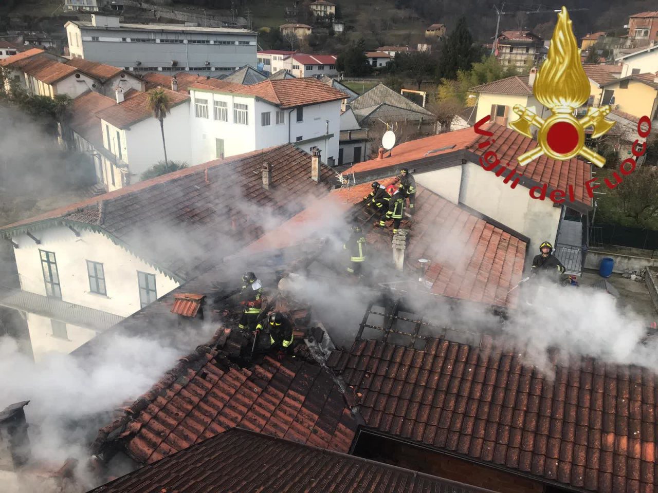 A Gravedona va a fuoco il tetto, evacuata una famiglia FOTO