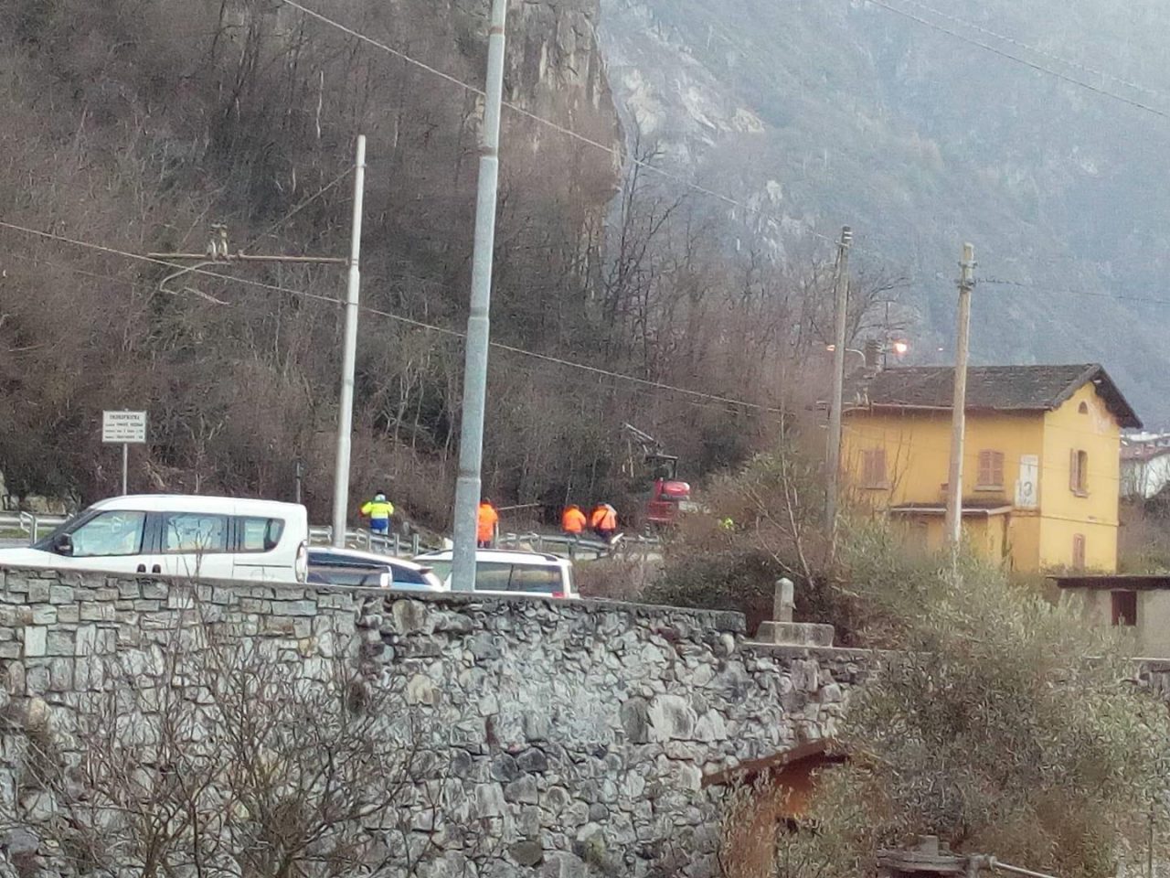 Frana a Novate, Statale 36 e ferrovia restano chiuse